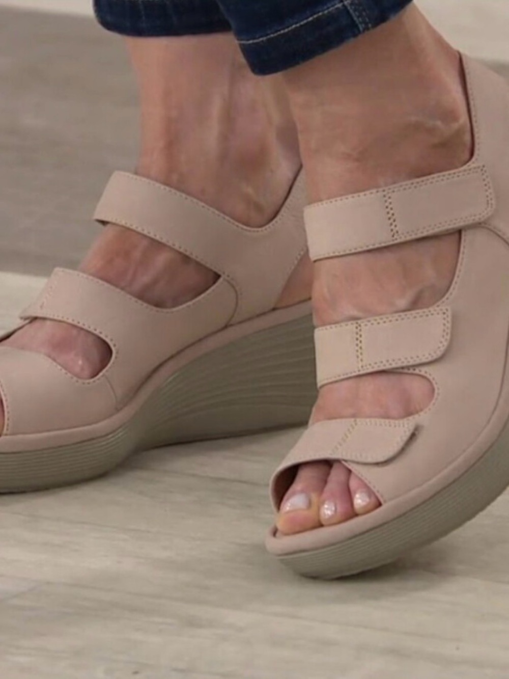 Clarks Cushion Soft Reedly Juno Beige Leather Wedge Sandals Size 10M NWT